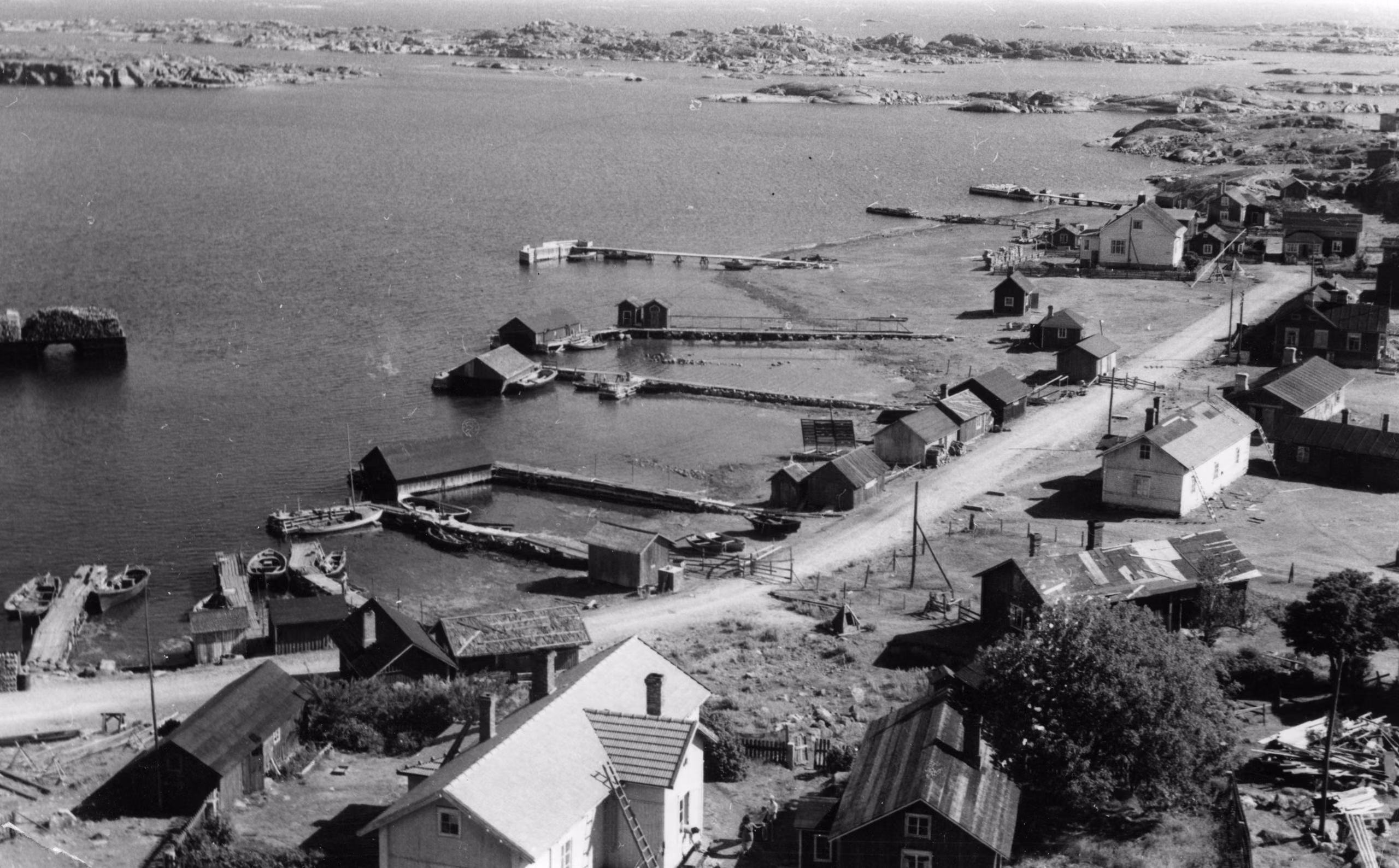 Vy över byn sett från fyren mot öster på 1940-1950 -talen.
